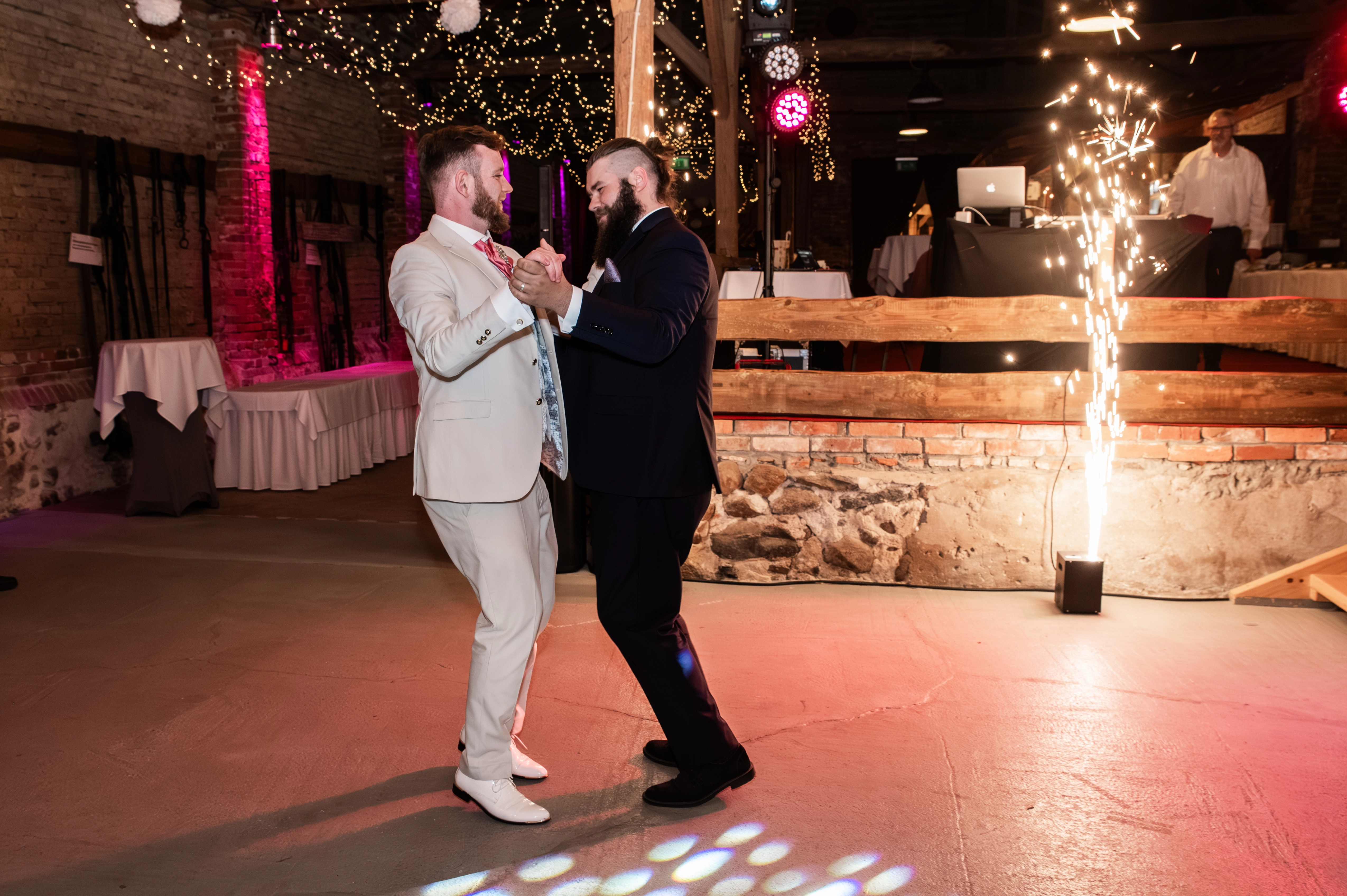 Hochzeits-DJ TEAM JPD mit Kaltfontänen beim Hochzeitstanz in der Altmark