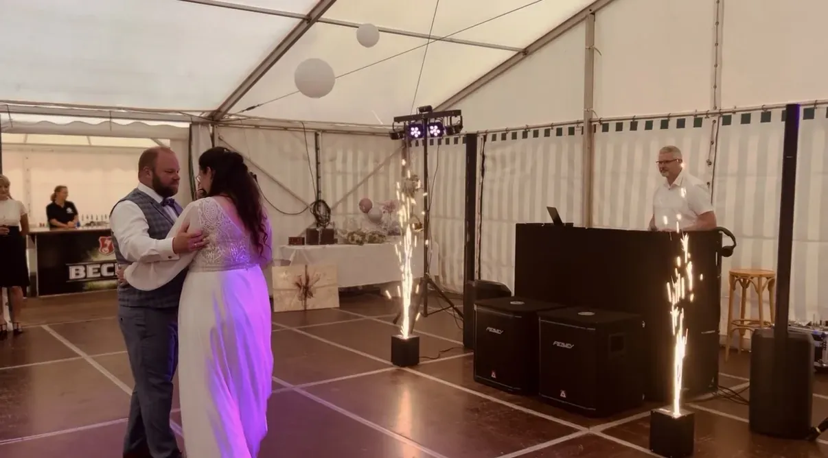 Kaltfontänen und Lichttechnik bei einer Hochzeit von DJ TEAM JPD