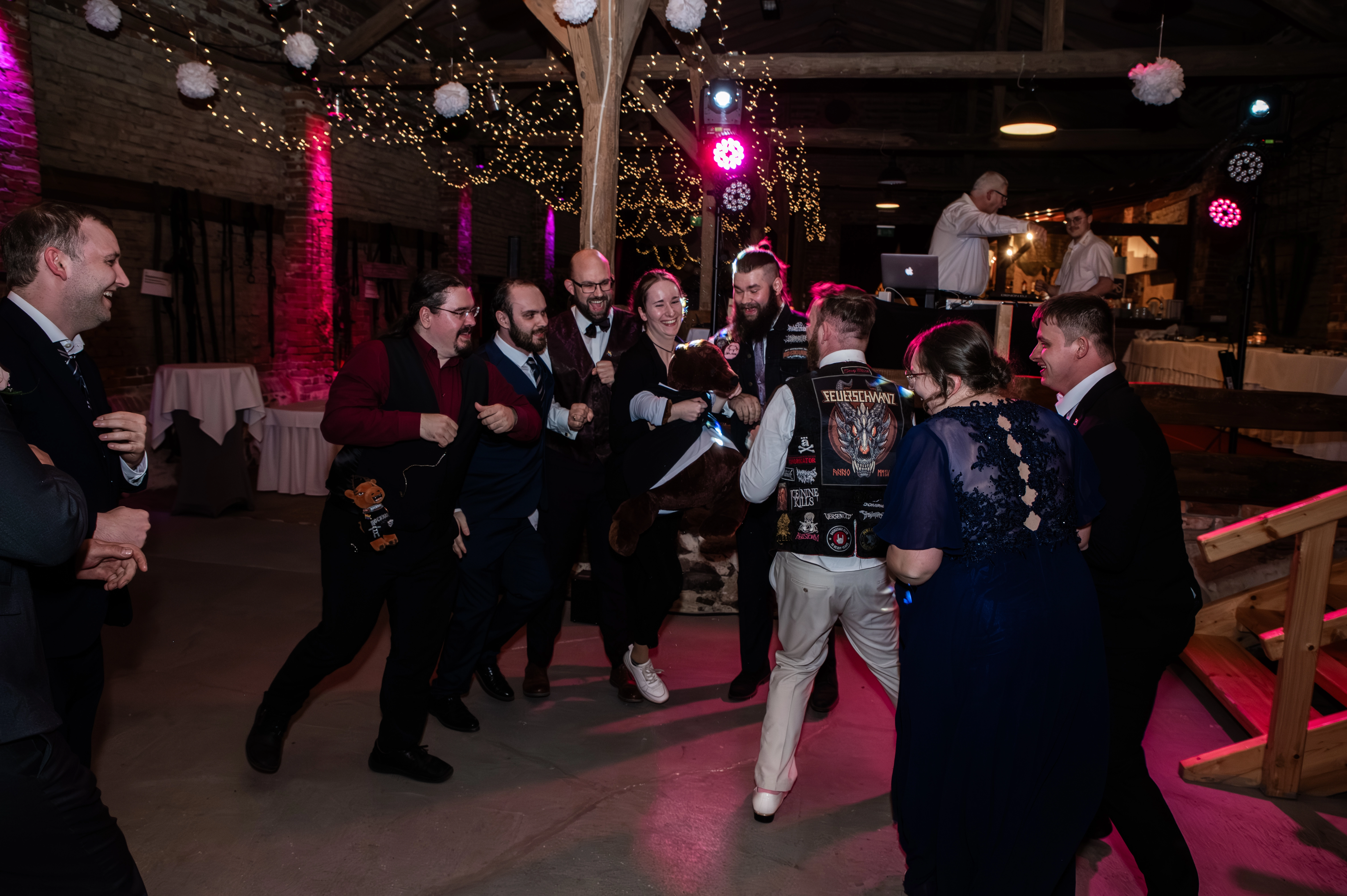 Feiernde Hochzeitsgäste auf der Tanzfläche mit DJ TEAM JPD