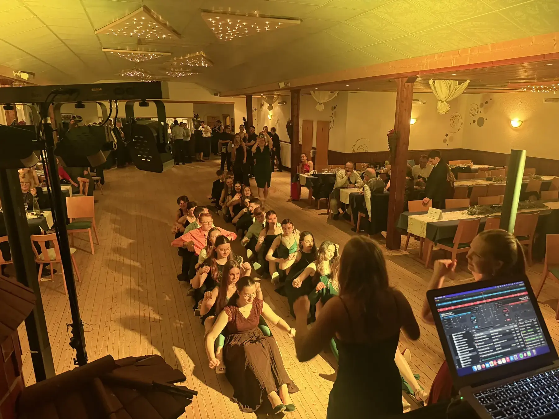 DJ für Firmenfeier in Salzwedel mit professioneller Ton- und Lichttechnik