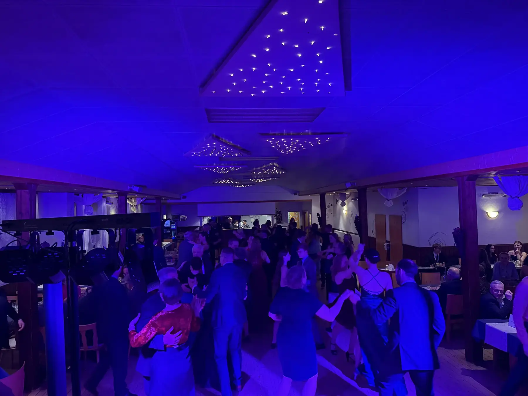 Festlich geschmückter Saal bei einem Vereinsball mit DJ TEAM JPD