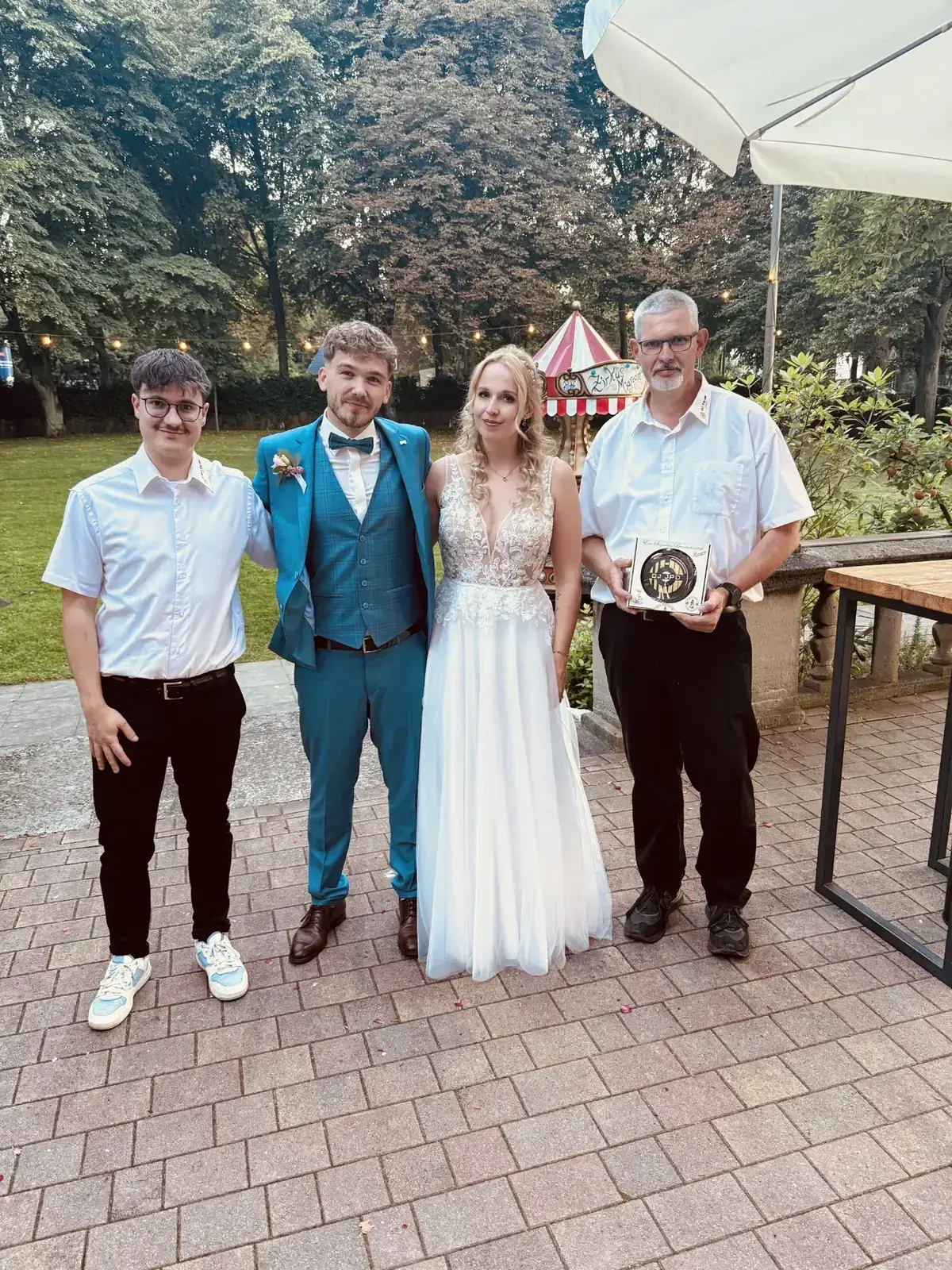 Brautpaar Isabell und Mathias gemeinsam mit Jan und Peter vom DJ TEAM JPD bei ihrer Hochzeit in Hamburg