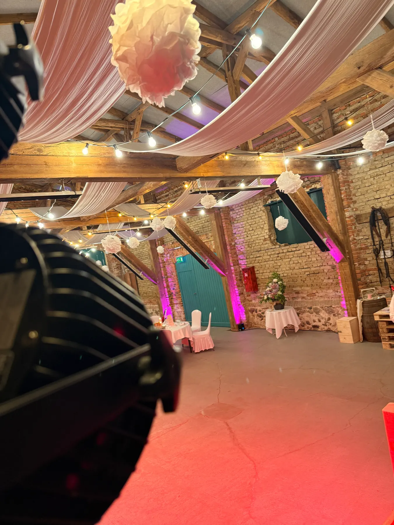 Professionell vorbereitetes DJ- und Techniksetup von DJ TEAM JPD