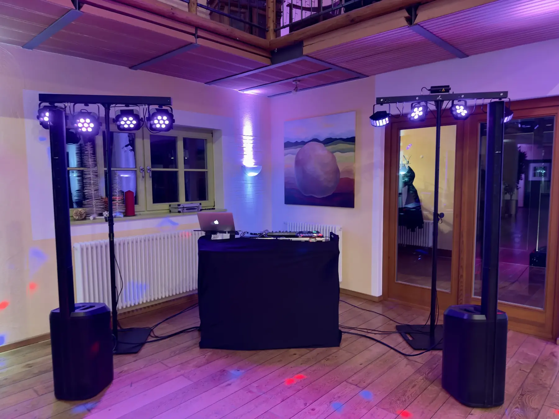 Vorbereiteter Veranstaltungssaal im Kulturhaus Salzwedel für Firmenfeier und Abendprogramm