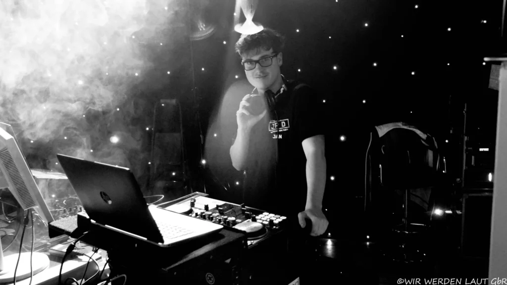 DJ Jan am DJ Pult