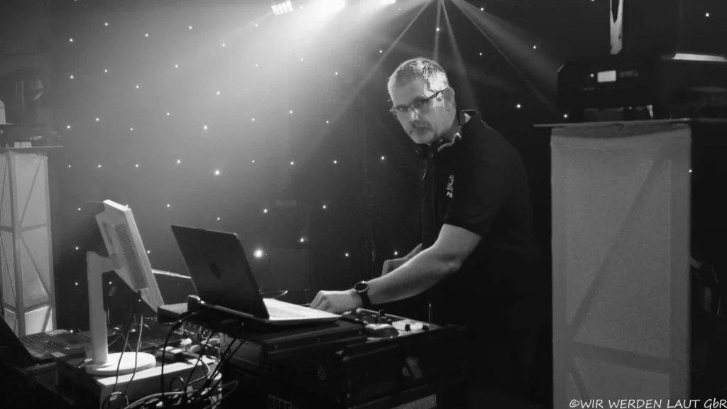 DJ Peter am DJ Pult
