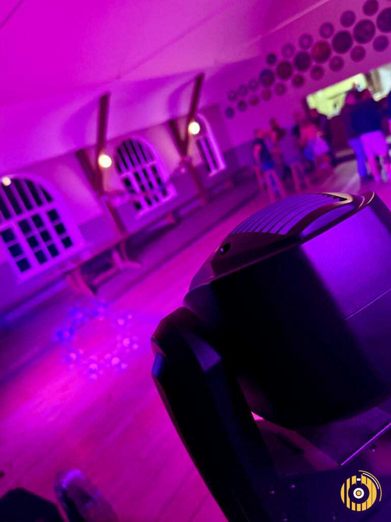 Moving Head sorgt für stimmungsvolles violettes Licht im Eventsaal
