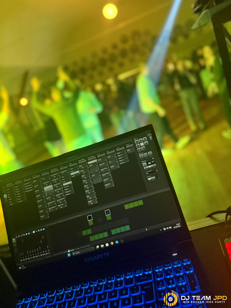 Professionelle Lichtsteuerung mit Daslight – volle Kontrolle über Moving Heads und Lichteffekte bei einer Party