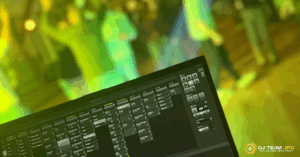 DJ Team JPD steuert das Partylicht mit Daslight – tanzende Gäste im grünen Lichtstrahl